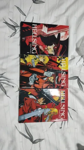 Mangás Hellsing 1 ao 3