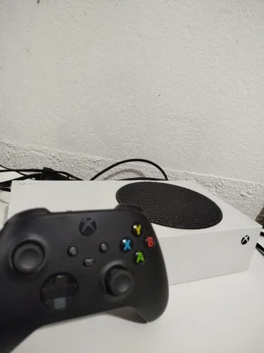 Xbox series S,512Gb,com um controle preto 3 messes,bateria, carregador/cabo + de 2 metros,
