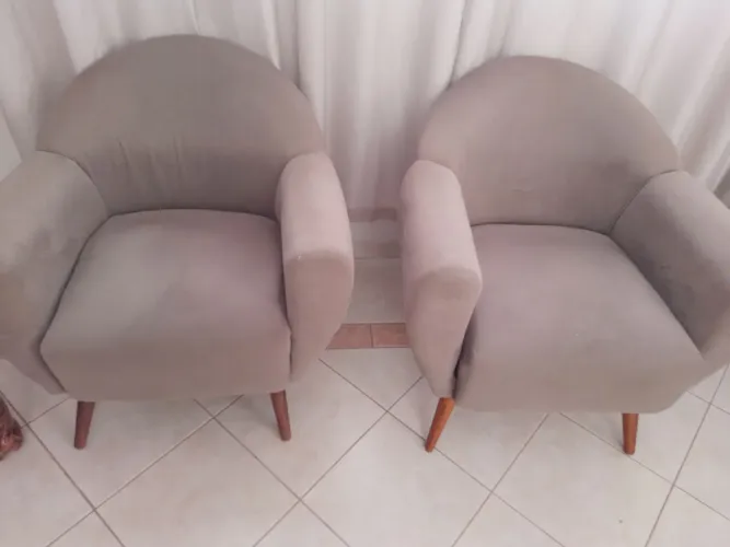 Poltrona estofado 65x75cm cor camurça tecido sucede com pés de madeira por Rs-250,00 cada