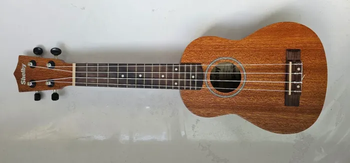 Ukulele Soprano Shelby SU-21M + Capa Soft Case