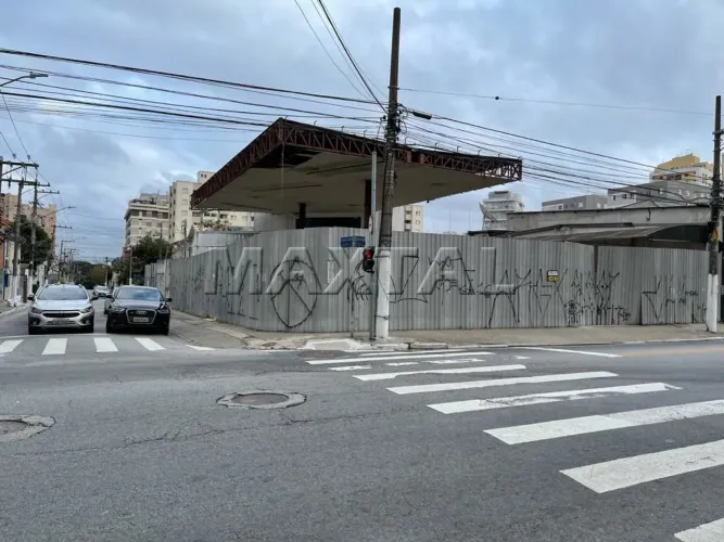 Aluga-se terreno de esquina na Rua Alfredo Pujol, bairro de Santana.