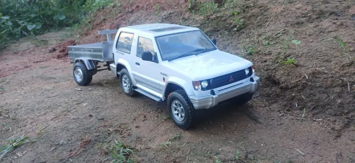 Vendo carro de controle remoto Mitsubishi pajero