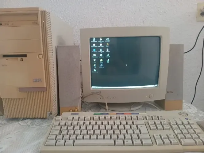 Computador IBM Aptiva 2177 + monitor CRT IBM 15" + teclado e colunas anos 2000 (funcional)