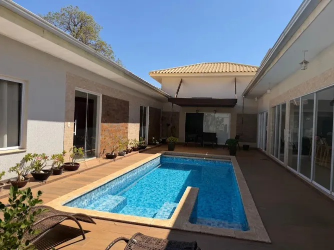 Casa à venda no Condomínio Polinésia 3 Suítes, Piscina e Área Gourmet