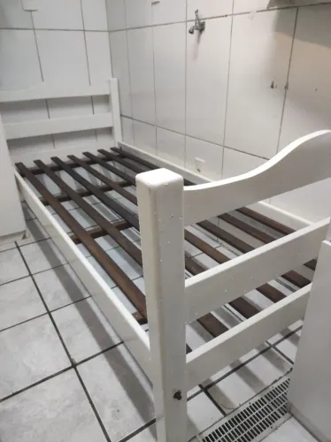 Cama de madeira branca