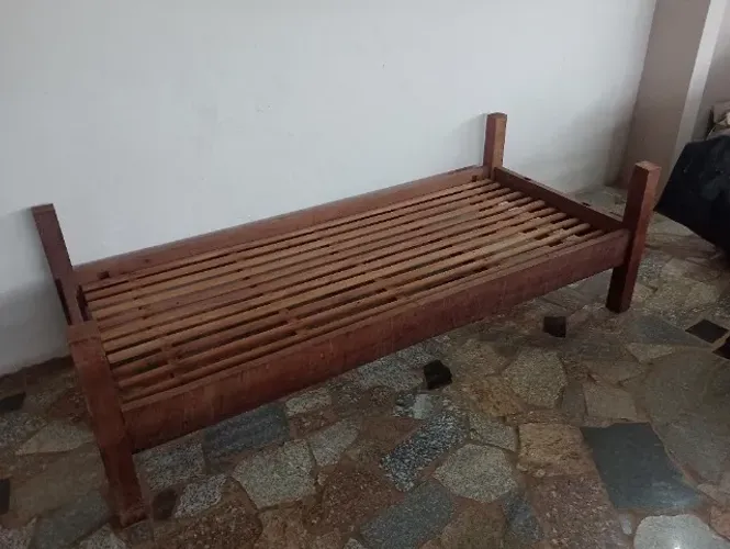 Cama de Solteiro em Madeira Maciça