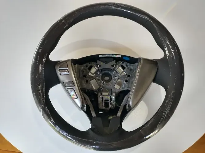 Volante New March c/ comando funcionando, couro novo no padrão sentra