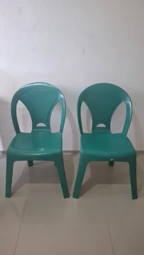 2 cadeiras de plástico