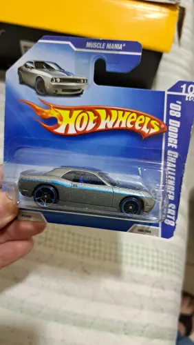 Hot Wheels Dodge Chalenger SRT8 (Lacrado) 1/64