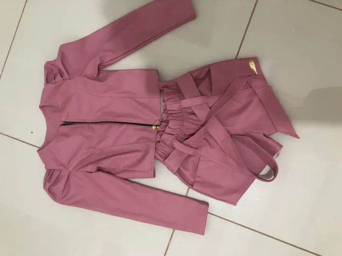 Um conjunto couro, um vestido, um conjunto com saia usado uma única vez TAM 4 anos