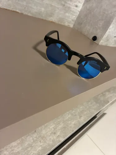 Óculos illesteva córsica lente azul pouco uso