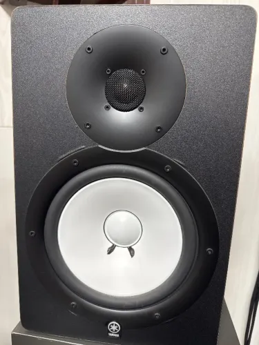Par de monitores Yamaha hs80M