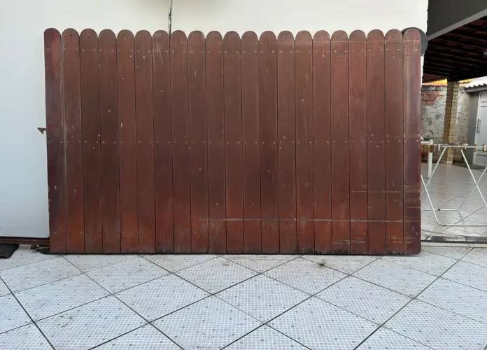 Portão de Madeira Maciça Completo