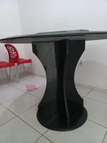 Vendo mesa toda no mármore, com 4 cadeiras plástico Tramontina