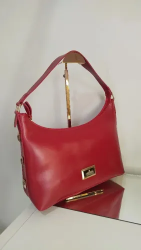Bolsa Couro Fino no tamanho médio.