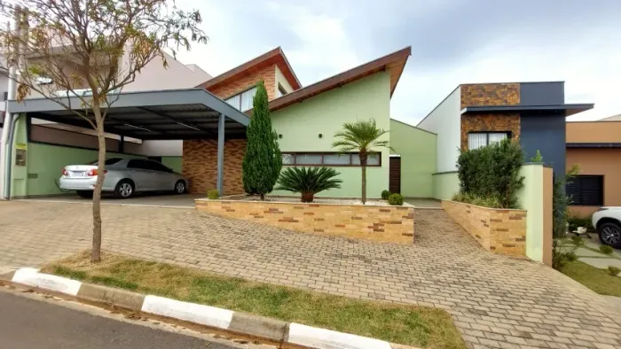 CASA AMPLA COM QUINTAL E GARAGEM