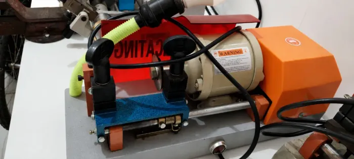 Máquina Copiadora de Chaves Bivolt / 220V com Luz Auxiliar
