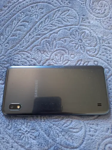 Vendo celular A10 com Avaria na tela mas funcionando normalmente.