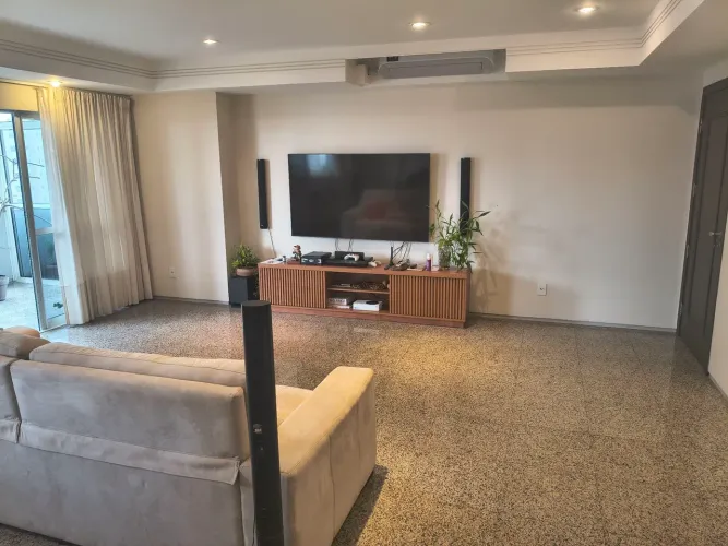 Lindo Apartamento, um por andar, nascente, em localização privilegiada