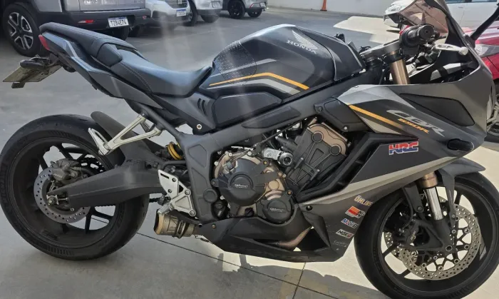CBR 650 R, 2022, com acessórios