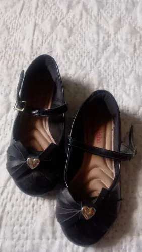 Sapatos infantis e vestidos e cadeiras Burigotto