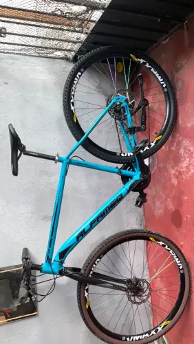 Bicicleta aro 29 quadro 21 toda em alumínio.