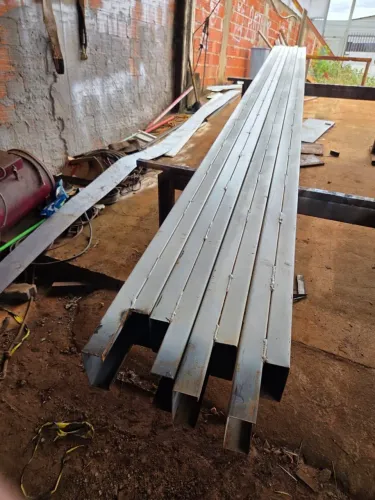 04 PEÇAS DE PERFIL ENRIJECIDO TIPO CAIXA 150 × 120 × 2,25 MM, COM 6 METROS CADA.