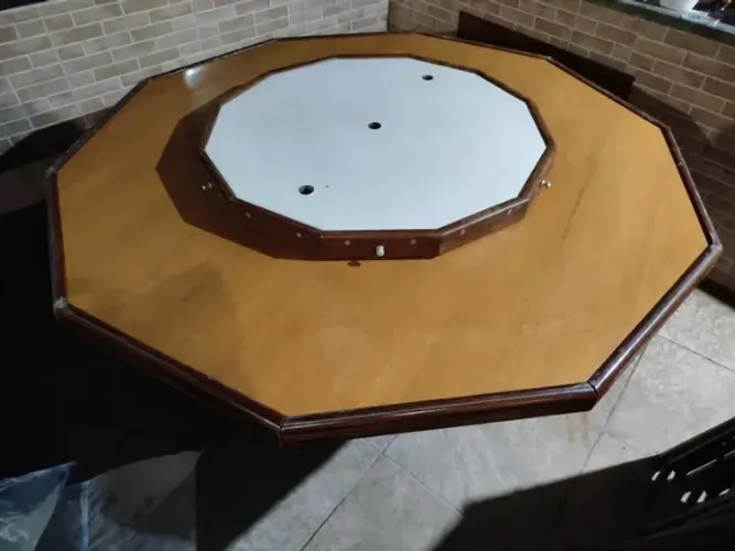 MESA DE MADEIRA GRANDE REDONDA 1,70m DE DIÂMENTRO COM DISCO GIRATÓRIO NO MEIO!