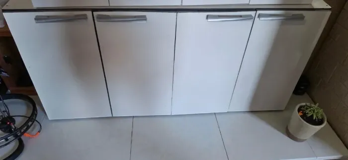 Balcão de 4 portas branco, para sala.