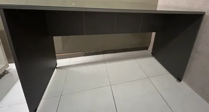 Mesa com tampo de vidro