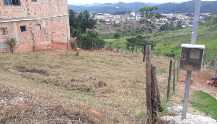 Excelente lote na rua principal do bairro Ipanema em Santa Bárbara-MG.