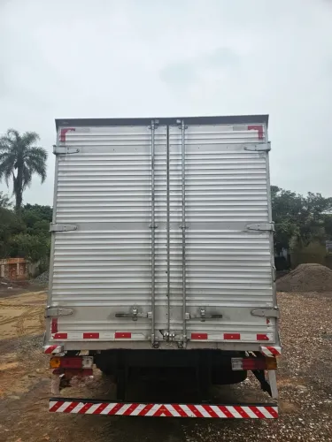 MB Acelo 815 com baú