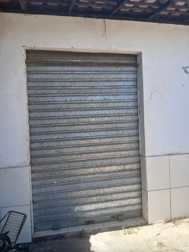 Vende se uma porta de enrolar 1metro e 50 de largura