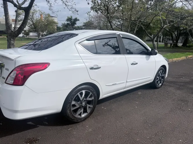Nissan Versa Unique 1.6 16V Flexstart 4P Aut. 2017