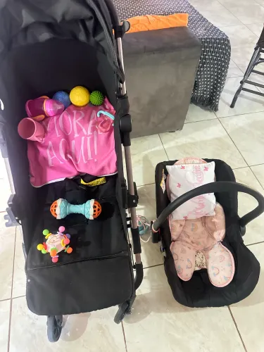 Carrinho de bebê com Bebê conforto