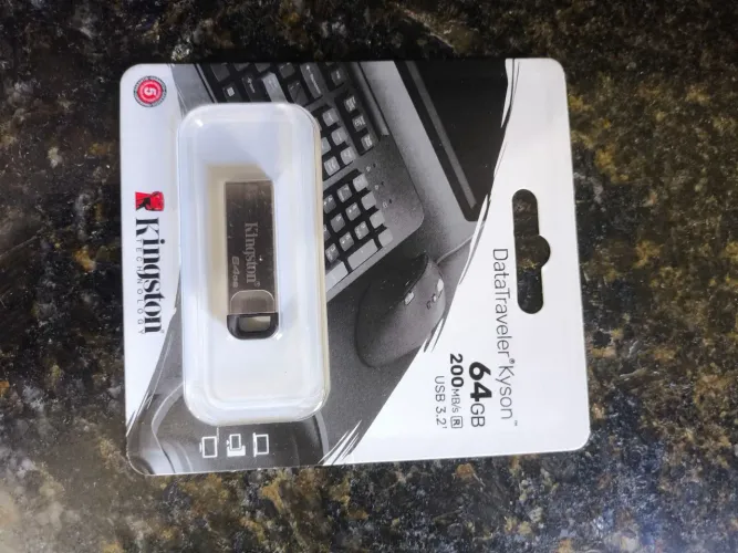 Pen Drive 64GB Kingston DataTraveler Kyson USB 3.2 (200MB/s) - Metal Lacrado