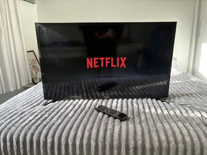 Smart TV Samsung 32" HD - Netflix, YouTube, Wi-Fi - Controle e Fonte Originais