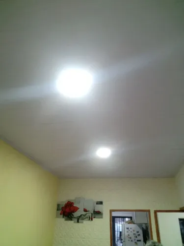 Forro de PVC nas cores amadeirado e branca.