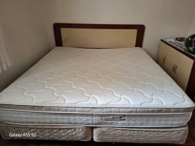 Cama King Size com cabeceira 