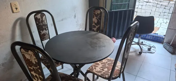 Mesa de mármore redonda com 4 cadeiras 