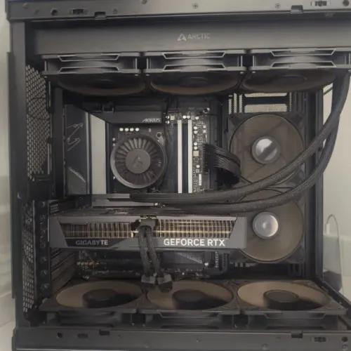 PC Gamer - Ryzen 9 7900X3D + RTX 5070 + 32GB 6400mhz