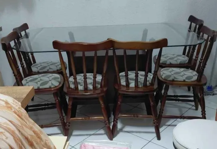 MESA COM TAMPO DE VIDRO [SEM CADEIRAS]