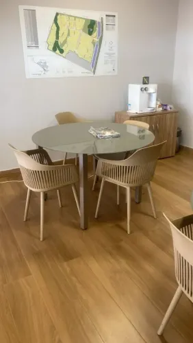 Mesa de vidro para seu escritório