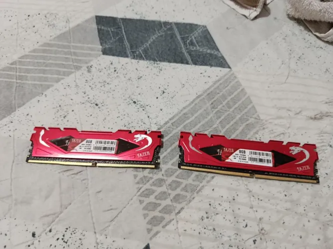 2 pentes de memória Ram (Jazer 8gb ram ddr4 3200mhz