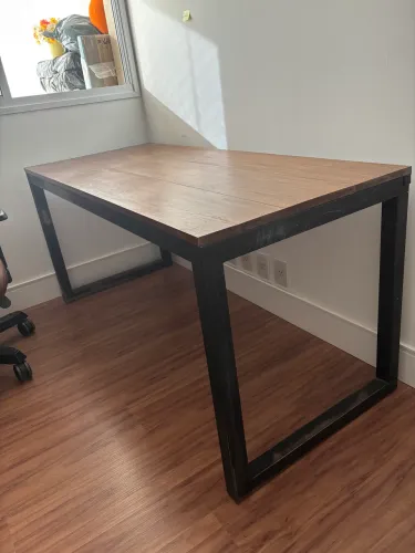 Mesa de escritório de madeira e pés em metal
