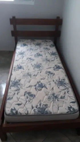 Vendo uma cama de solteiro em madeira com colchão 