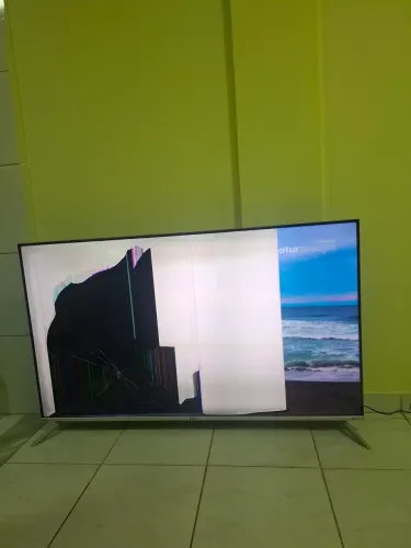 Vendo smart tv 55 polegadas Philco com 1 ano de uso com a tela trincada