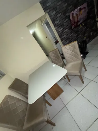Mesa com quatro cadeiras em perfeito estado