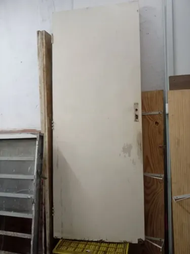 Folha de porta para quarto , mede 2.10 x 0.79 . Condições razoáveis