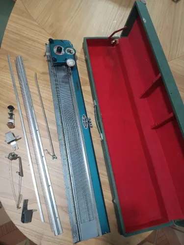 Máquina de Tricô Lissy Antiga + Maleta Original e Acessórios